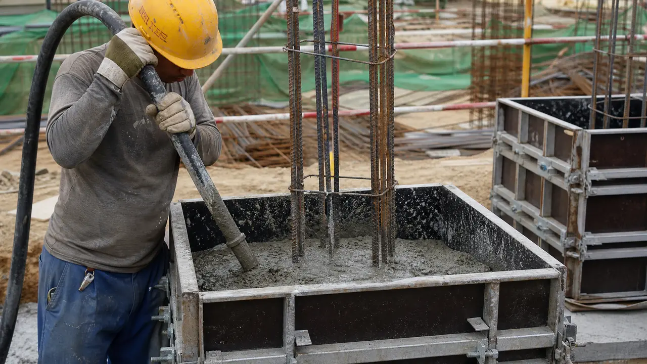 水泥立柱模具怎么装怎么浇？方形异形柱从合模到振捣的全套门道